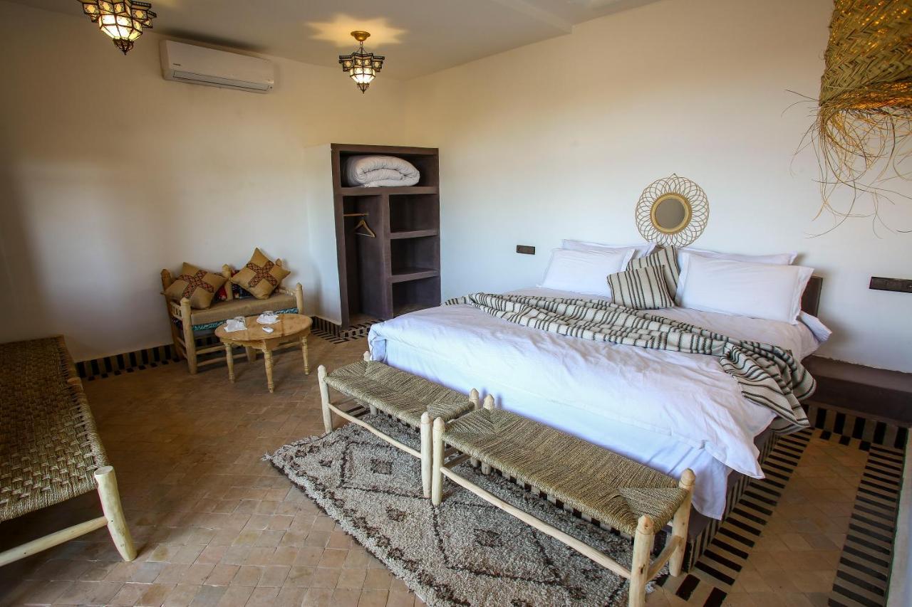 Hassilabied Riadsuerteloca Merzouga מראה חיצוני תמונה A bedroom in a luxury desert camp