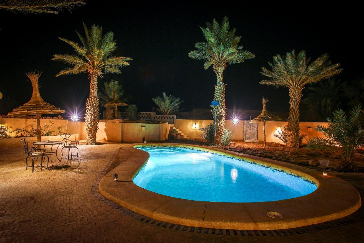 Hassilabied Riadsuerteloca Merzouga מראה חיצוני תמונה A swimming pool at night