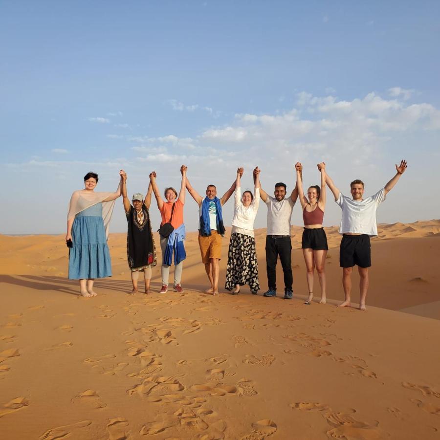 Hassilabied Riadsuerteloca Merzouga מראה חיצוני תמונה The cast of the film in the desert