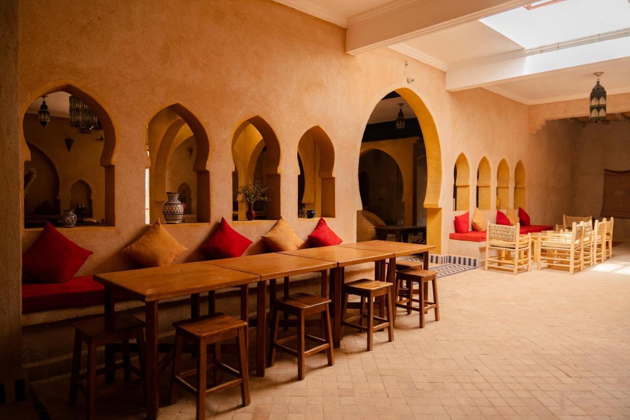 Hassilabied Riadsuerteloca Merzouga מראה חיצוני תמונה The interior of a Moroccan restaurant