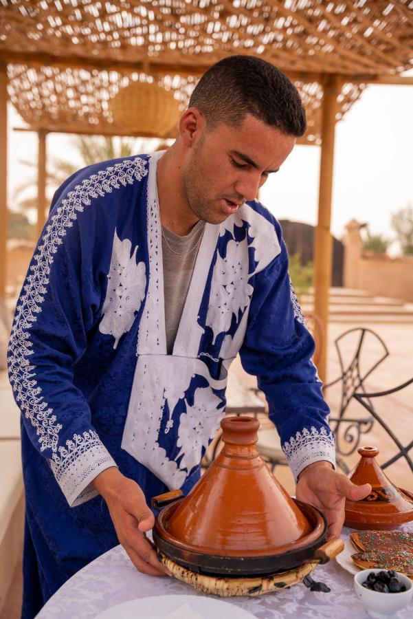 Hassilabied Riadsuerteloca Merzouga מראה חיצוני תמונה A Moroccan Jew wearing a blue talit