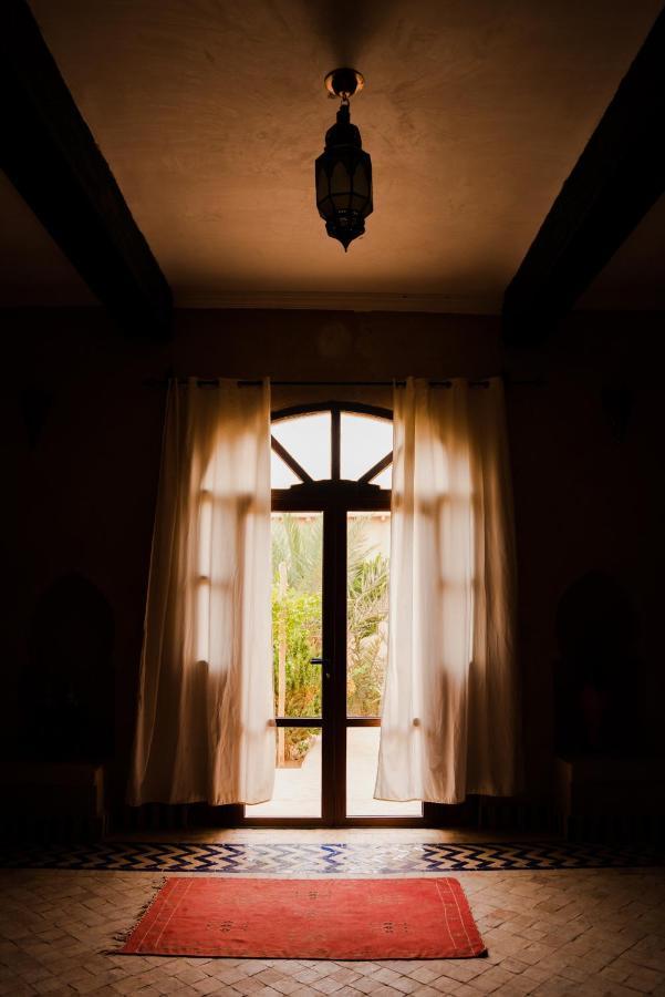 Hassilabied Riadsuerteloca Merzouga מראה חיצוני תמונה Window with curtains