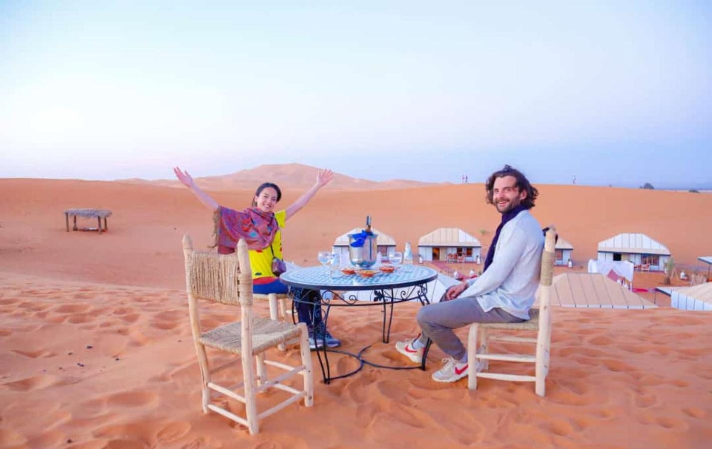 Hassilabied Riadsuerteloca Merzouga מראה חיצוני תמונה Tourists in the desert