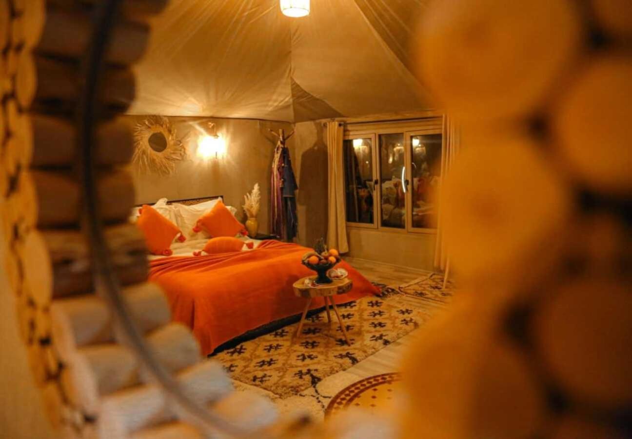Hassilabied Riadsuerteloca Merzouga מראה חיצוני תמונה A bedroom in a luxury tent