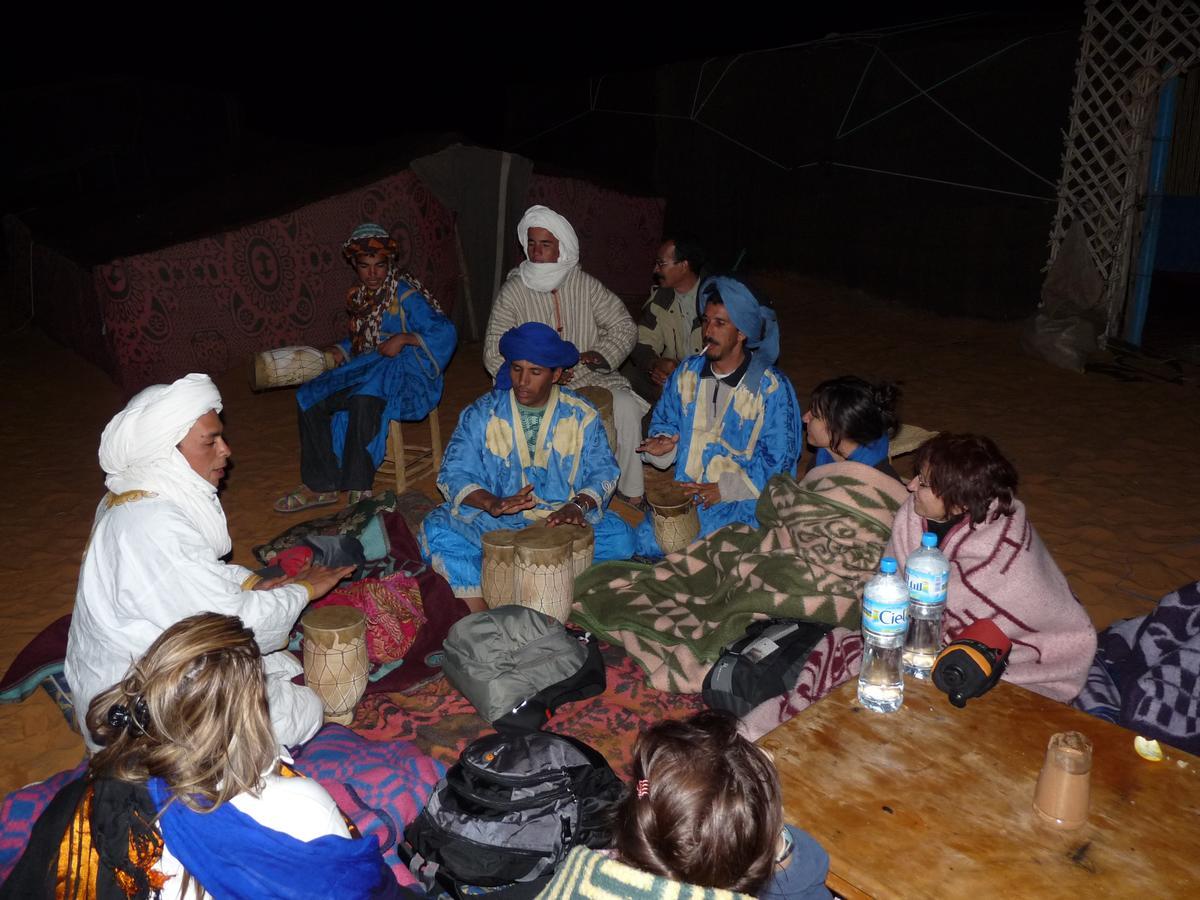 Hassilabied Riadsuerteloca Merzouga מראה חיצוני תמונה Gnaou musicians in a desert camp