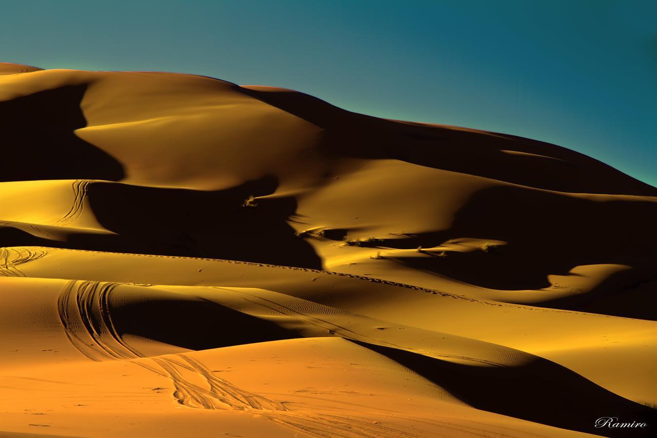 Hassilabied Riadsuerteloca Merzouga מראה חיצוני תמונה Sand dunes in the Sahara