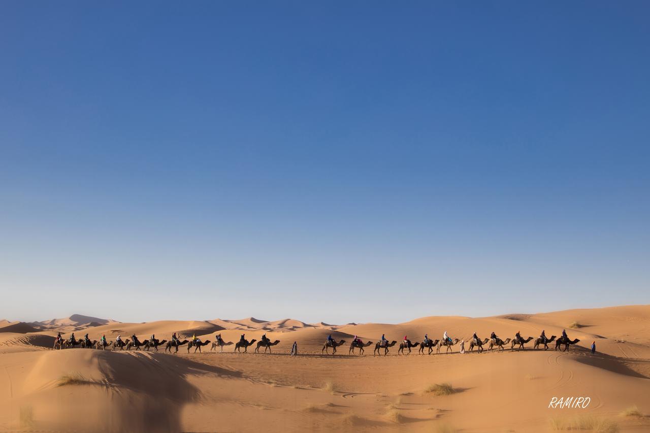 Hassilabied Riadsuerteloca Merzouga מראה חיצוני תמונה A caravan in the Sahara